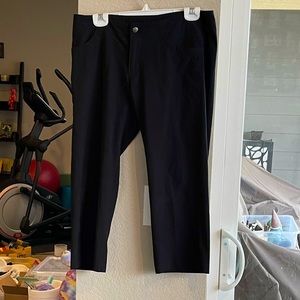Patagonia black Crop polyester spandex blend front zipper. Size 8